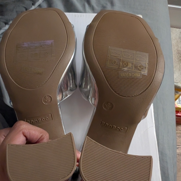 Silver heels - Picture 3 of 4